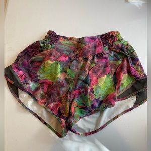 LULULEMON Hotty Hot low rise Short Vivid Floral size 2